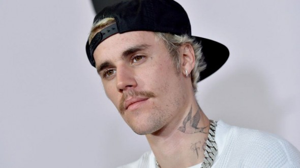 Justin Bieber a dezvăluit că bodyguarzii obișnuiau să îi ia pulsul noaptea pentru a verifica dacă n-a murit